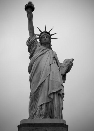 Ansicht der Freiheitsstatue in schwarz-weiß